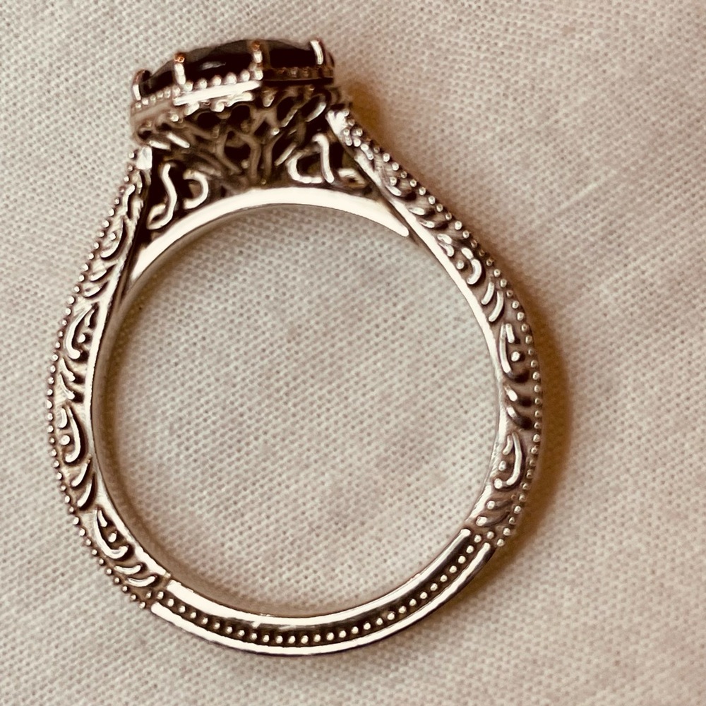 Edwardian Filigree ring with Rhodolite Garnet - Picture 9 of 10
